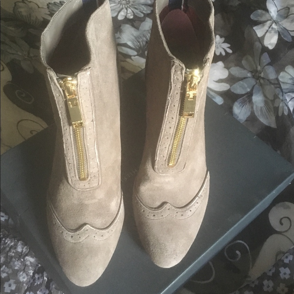 Trendy Wing-tip style bootie - Picture 2 of 4